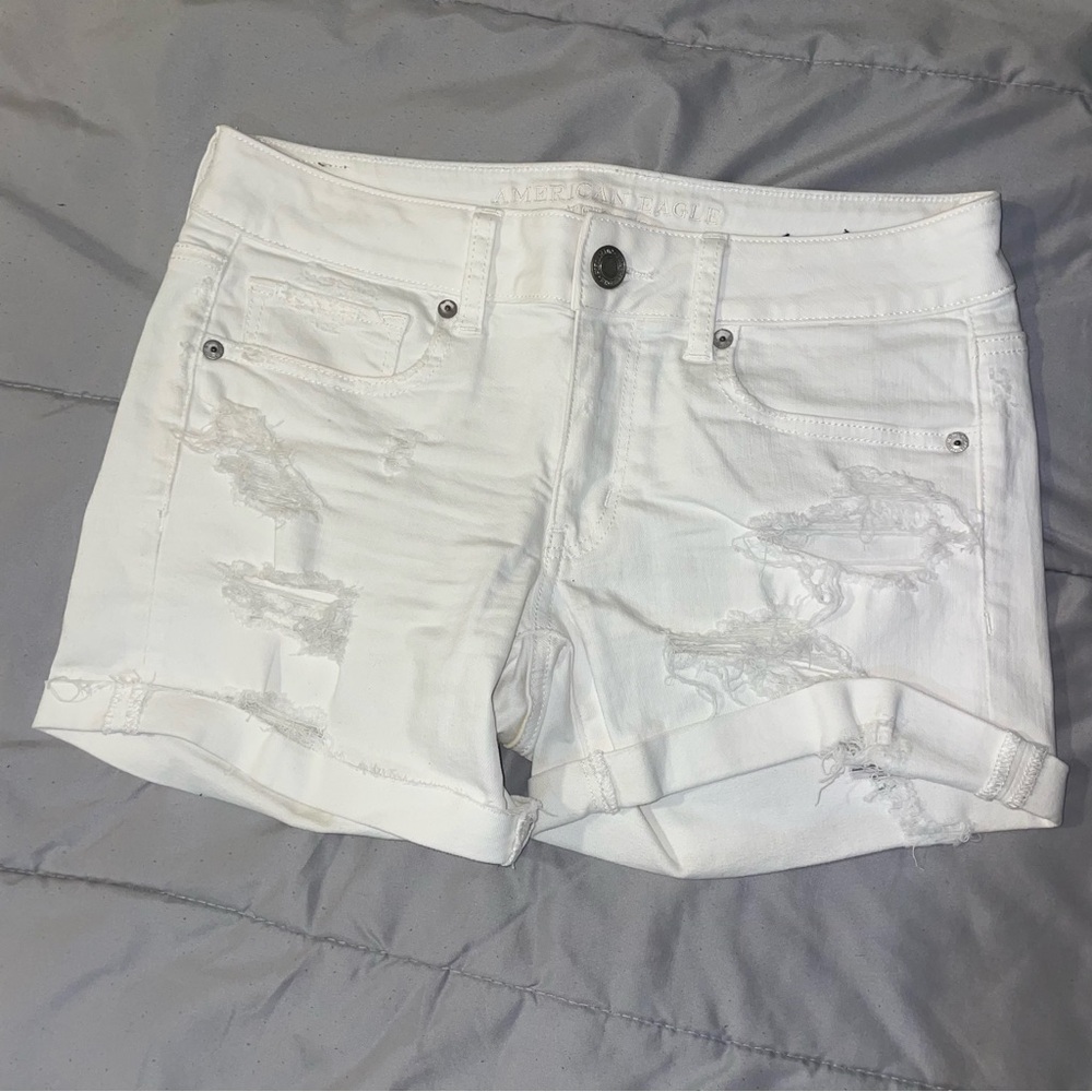 🩷AE White distressed midi Jean shorts